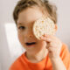 niño con galleta de arroz elpanal