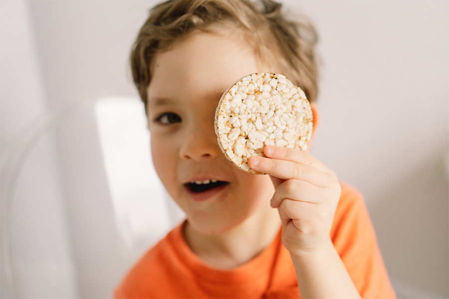 niño con galleta de arroz elpanal